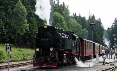 Zug beim Halt in Schierke