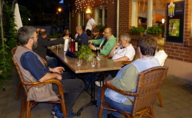 Gemütlicher Abend im Biergarten de Hotels